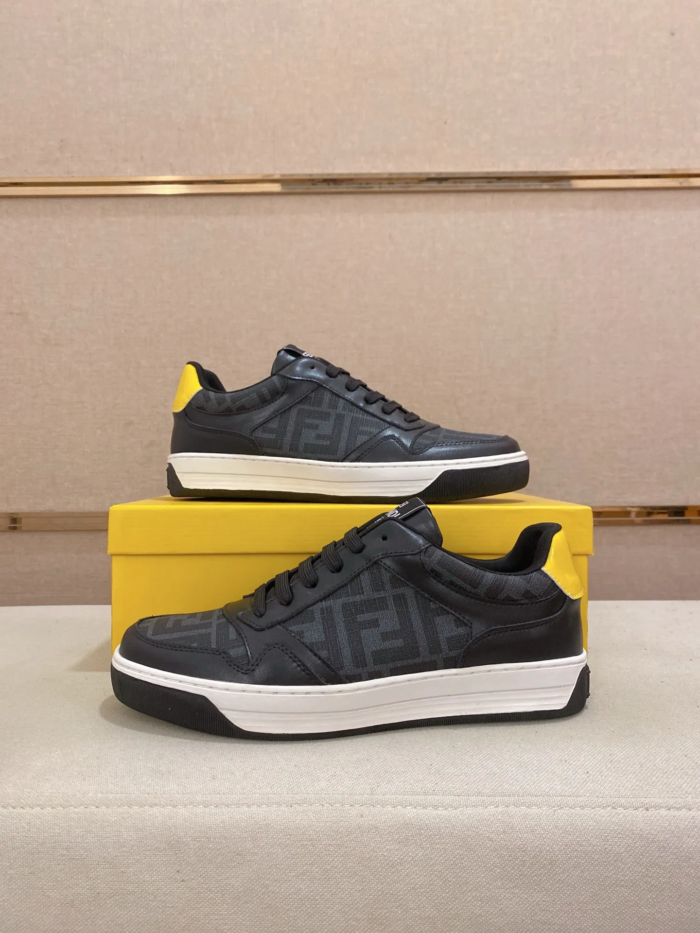 Men's shoes 💰 420💰 (FENDI) New style 👊🏻 upper 🇮🇹 imported cowhide fabric 🇩🇪 lining imported sheepskin lining. The original outsole is molded to highlight the identity of every man, and the upper foot is stable and stable🚶🏻🚶🏻The high-end custom counters reproduce the original version📯No matter the wind or rain, the shoe last remains unchanged and can withstand the verification of time🔍️,🔵 Size: 38-44 (45 is custom-made and cannot be returned or exchanged